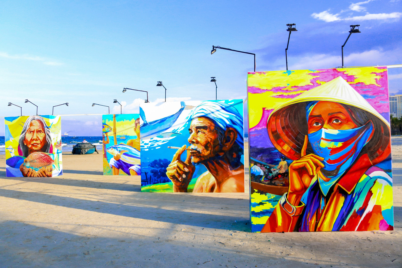 Đặc biệt, “Vườn bích họa” mang đến cảm xúc sâu lắng qua loạt tranh vẽ chân thực trên nền gỗ sơn chống nước cao 2,1m. Các bức họa mô tả cảnh phơi cá, người quăng lưới, đan lưới hay ánh mắt trẻ thơ bên mẹt cá khô… Những khoảnh khắc đời thường ấy góp phần tái hiện vẻ đẹp lao động, sự cần mẫn và tình người đậm chất biển khơi.