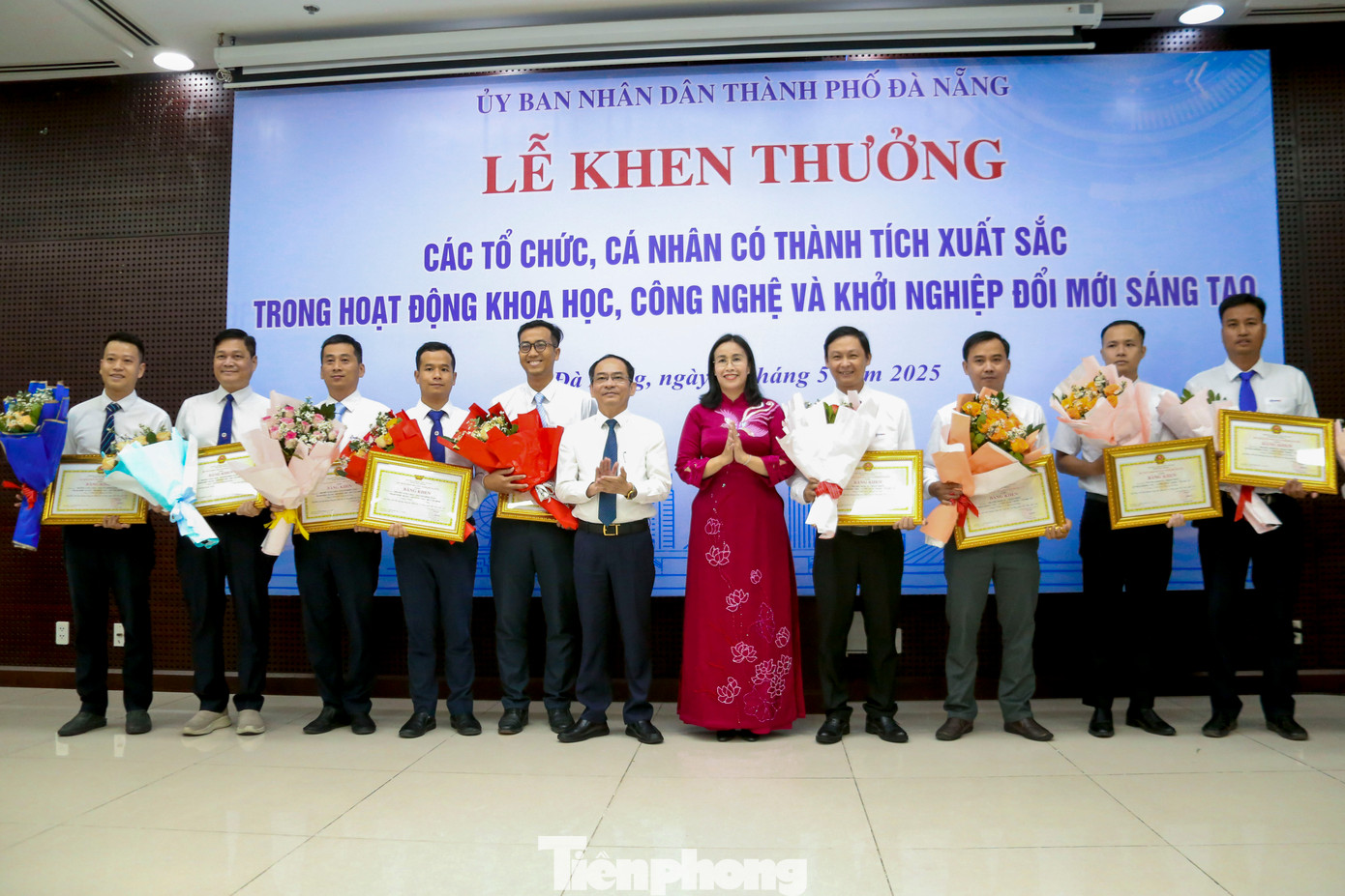 Nhiều tổ chức, cá nhân tiêu biểu trong lĩnh vực khoa học, công nghệ và đổi mới sáng tạo được khen thưởng.