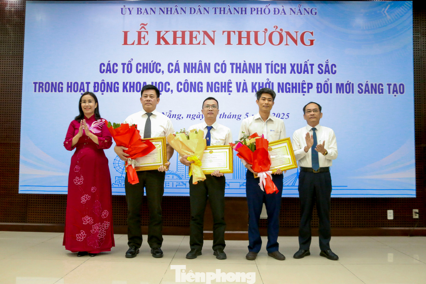 Nhiều tổ chức, cá nhân tiêu biểu trong lĩnh vực khoa học, công nghệ và đổi mới sáng tạo được khen thưởng.