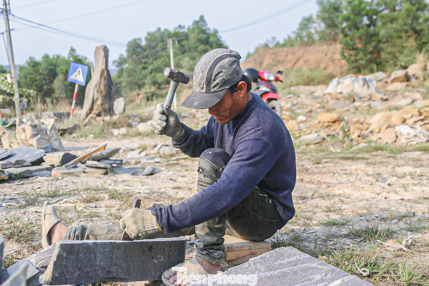 Miệt mài chẻ đá dưới cái nắng như rang, chiếc áo trên người sũng ướt mồ hôi, anh Nguyễn Mạnh Nhân chia sẻ: “Thời điểm 13h đến 15h là đỉnh điểm của nắng gắt, dù biết vậy chúng tôi vẫn phải làm, nếu không làm thì lấy gì mà ăn, lấy gì nuôi gia đình. Tôi và những người ở đây đều làm công, ăn theo sản phẩm nên phải cố gắng làm nhiều mới mong đủ tiền trang trải”. Miệt mài chẻ đá dưới cái nắng như rang, chiếc áo trên người sũng ướt mồ hôi, anh Nguyễn Mạnh Nhân chia sẻ: “Thời điểm 13h đến 15h là đỉnh điểm của nắng gắt, dù biết vậy chúng tôi vẫn phải làm, nếu không làm thì lấy gì mà ăn, lấy gì nuôi gia đình. Tôi và những người ở đây đều làm công, ăn theo sản phẩm nên phải cố gắng làm nhiều mới mong đủ tiền trang trải”.