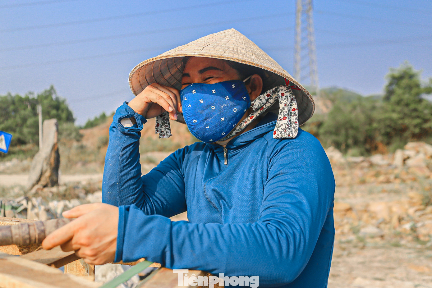 Dù tính chất công việc, phải mưu sinh ngoài trời nắng gắt nhưng trên mặt họ luôn nở những nụ cười tươi, yêu đời. Dù tính chất công việc, phải mưu sinh ngoài trời nắng gắt nhưng trên mặt họ luôn nở những nụ cười tươi, yêu đời.