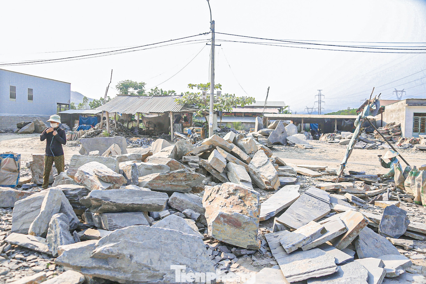 Ghi nhận của phóng viên, thời tiết trên địa bàn thành phố Đà Nẵng nắng nóng gay gắt có lúc lên đến gần 40 độ C, nhưng những người lao động trong làng đá chẻ Hòa Sơn vẫn miệt mài mưu sinh kiếm tiền trang trải cuộc sống. Ghi nhận của phóng viên, thời tiết trên địa bàn thành phố Đà Nẵng nắng nóng gay gắt có lúc lên đến gần 40 độ C, nhưng những người lao động trong làng đá chẻ Hòa Sơn vẫn miệt mài mưu sinh kiếm tiền trang trải cuộc sống.