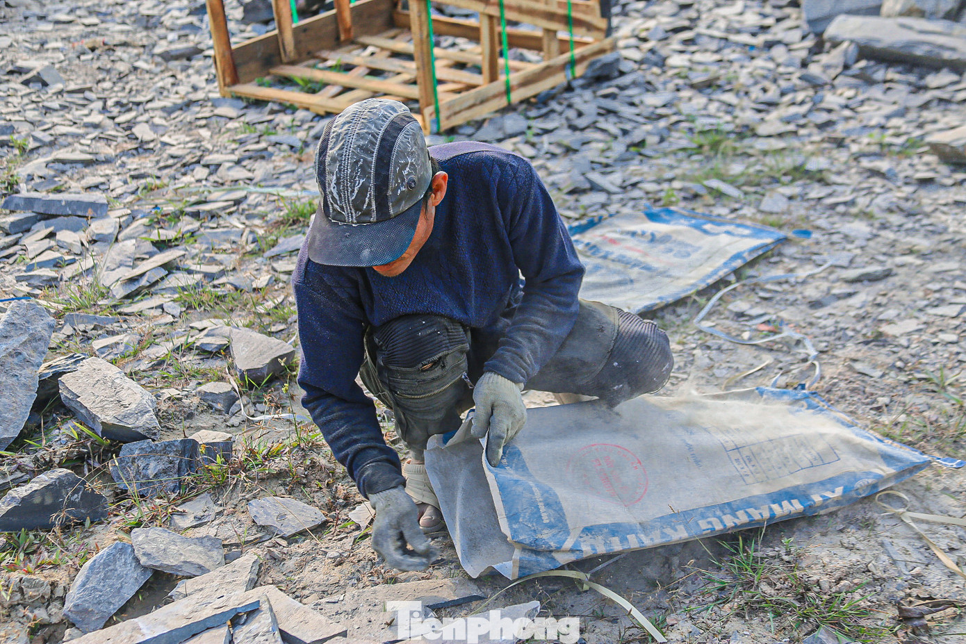 Theo anh Nhân, những người lao động này nếu không làm nghề đá thì chẳng biết làm gì, làm ruộng thì chi phí không đủ chăm lo cho con cái, gia đình. Theo anh Nhân, những người lao động này nếu không làm nghề đá thì chẳng biết làm gì, làm ruộng thì chi phí không đủ chăm lo cho con cái, gia đình.