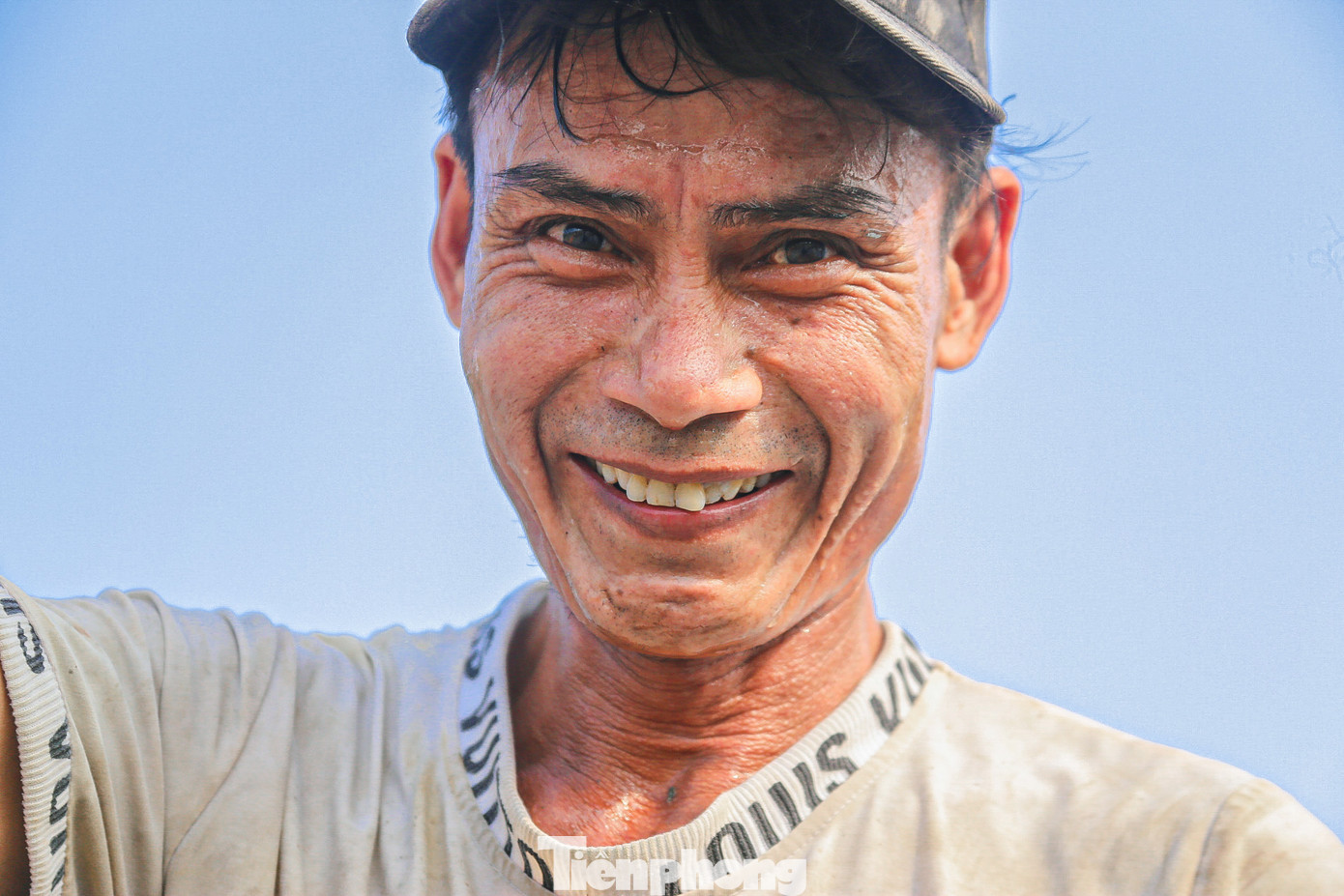 Dù tính chất công việc, phải mưu sinh ngoài trời nắng gắt nhưng trên mặt họ luôn nở những nụ cười tươi, yêu đời. Dù tính chất công việc, phải mưu sinh ngoài trời nắng gắt nhưng trên mặt họ luôn nở những nụ cười tươi, yêu đời.