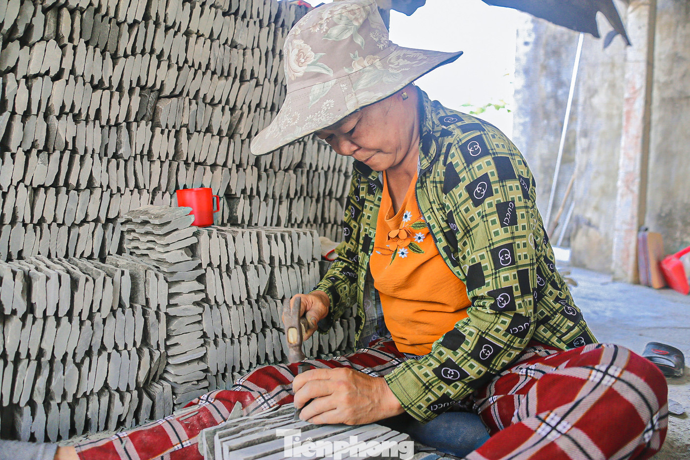 Bất chấp nắng nóng “cháy da, cháy thịt” nhiều người hằng ngày vẫn đang miệt mài bám trụ bên những phiến đá. Bất chấp nắng nóng “cháy da, cháy thịt” nhiều người hằng ngày vẫn đang miệt mài bám trụ bên những phiến đá.