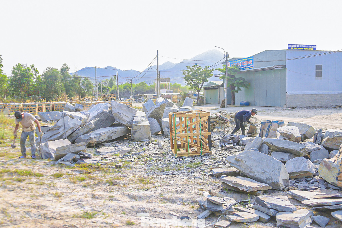 Ghi nhận của phóng viên, thời tiết trên địa bàn thành phố Đà Nẵng nắng nóng gay gắt có lúc lên đến gần 40 độ C, nhưng những người lao động trong làng đá chẻ Hòa Sơn vẫn miệt mài mưu sinh kiếm tiền trang trải cuộc sống. Ghi nhận của phóng viên, thời tiết trên địa bàn thành phố Đà Nẵng nắng nóng gay gắt có lúc lên đến gần 40 độ C, nhưng những người lao động trong làng đá chẻ Hòa Sơn vẫn miệt mài mưu sinh kiếm tiền trang trải cuộc sống.