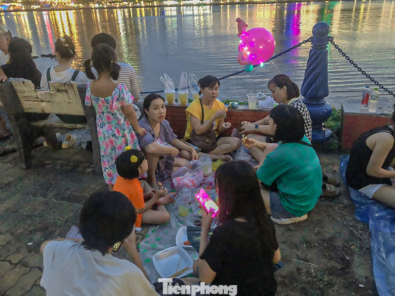 Chị Nguyễn Thị Liên (trú Quảng Nam) cho biết, gia đình chị ra từ chiều để xem phố đi bộ Bạch Đằng khai trương tiện thể ở lại để xem pháo hoa. “Đây là năm thứ 2 gia đình tôi đi xem pháo hoa quốc tế Đà Nẵng. Năm nay có nhiều cái mới nên tôi quyết định ra xem, gia đình ai cũng háo hức chờ những màn trình diễn đẹp mắt”, chị Liên nói.