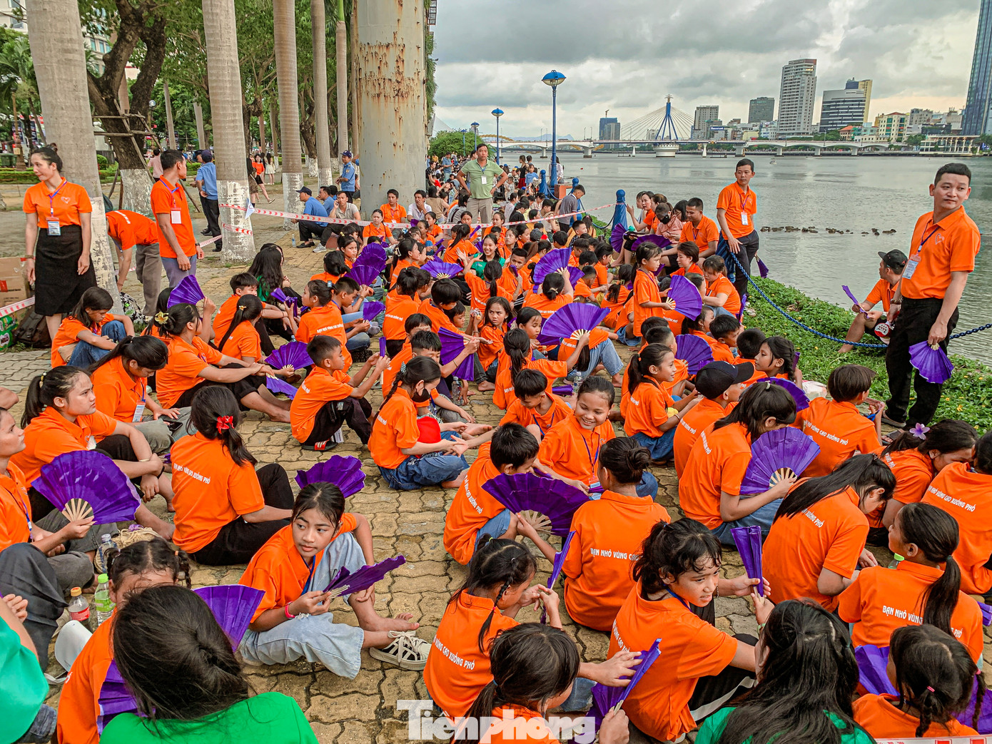 Nhiều em nhỏ được sắp xếp chỗ ngồi từ rất sớm.