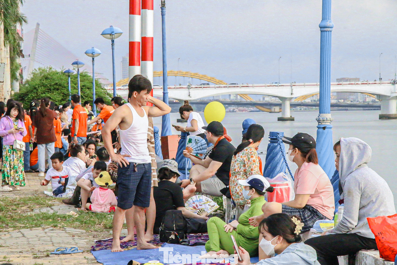 Theo nhiều người, họ phải đến từ 4 giờ chiều để giành được những chỗ đẹp xem pháo hoa.