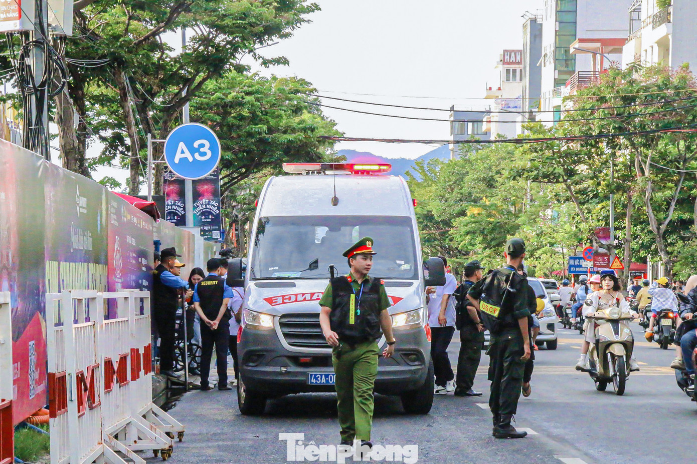 Lực lượng chức năng cũng có mặt để điều tiết giao thông, tránh ùn tắc giờ cao điểm.
