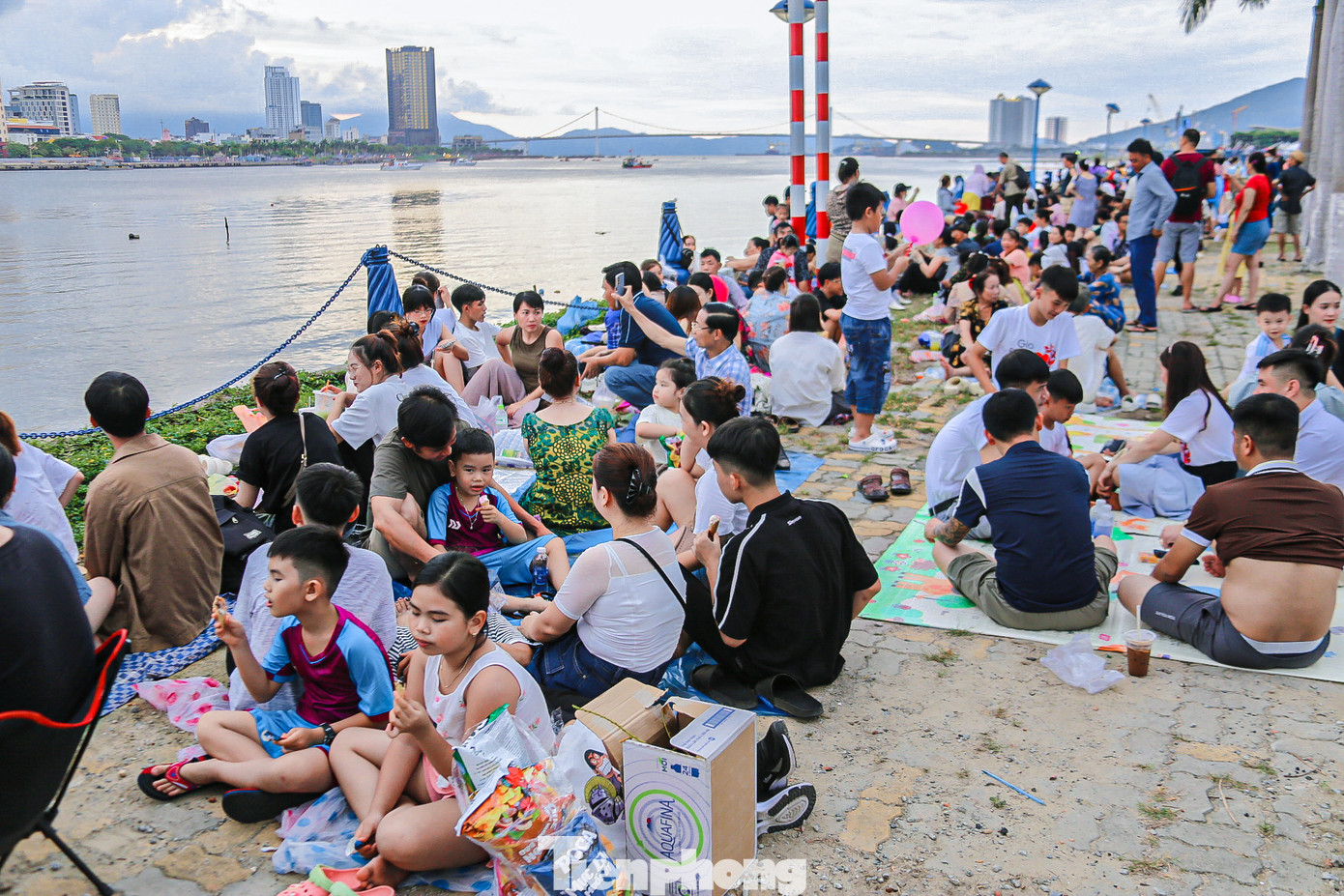 Nhiều nhóm người cùng nhau tụ tập, dọn đồ ăn ngay bên bờ sông Hàn.