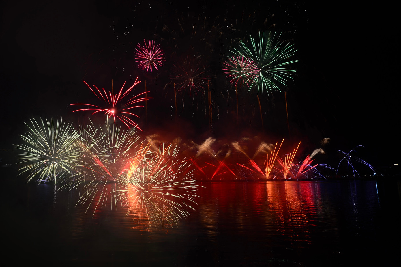 Đội Việt Nam tạo nên một màn trình diễn mãn nhãn và vỡ òa cảm xúc cho khán giả trong ngày khai mạc.