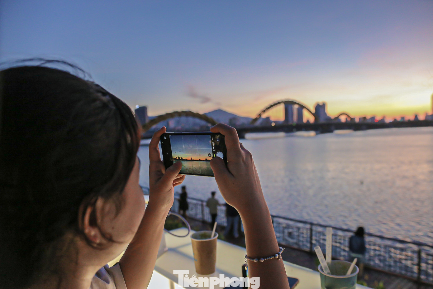 Trời vừa sáng, dòng người đổ về đông hơn, nhiều bạn trẻ chụp bình minh lên bên bờ sông Hàn.