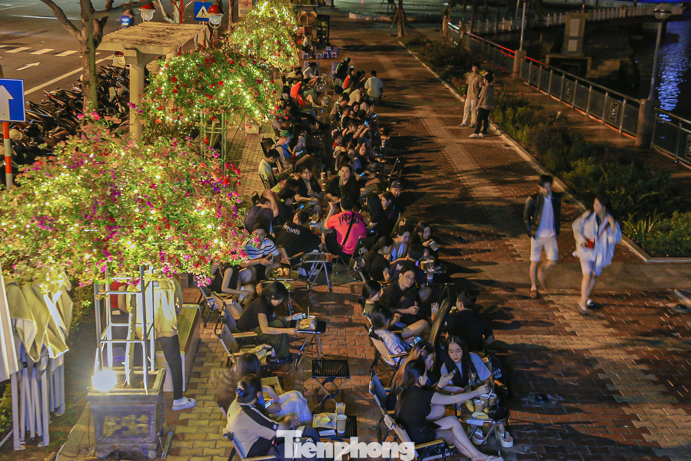 Các bàn dọc tuyến đường phố đi bộ không còn chỗ trống.