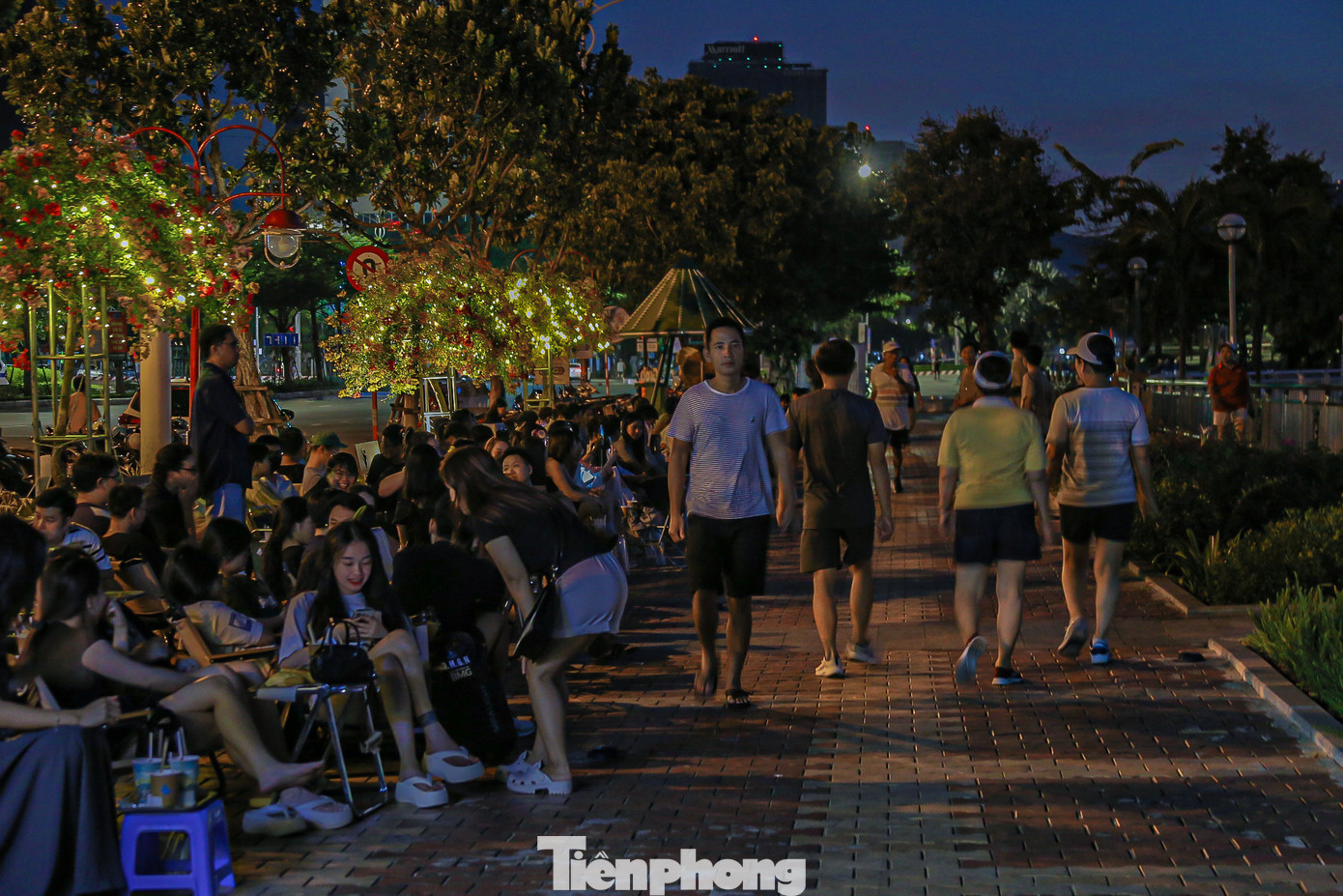 Ghi nhận của PV Tiền Phong, từ 4 giờ sáng đã có hàng trăm người ngồi dọc tuyến phố đi bộ để thưởng thức cà phê, ăn sáng và ngắm bình minh bên bờ sông Hàn.