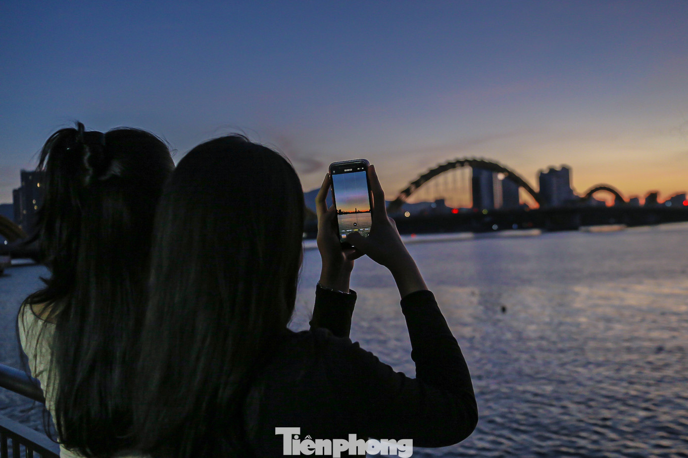 Trời vừa sáng, dòng người đổ về đông hơn, nhiều bạn trẻ chụp bình minh lên bên bờ sông Hàn.