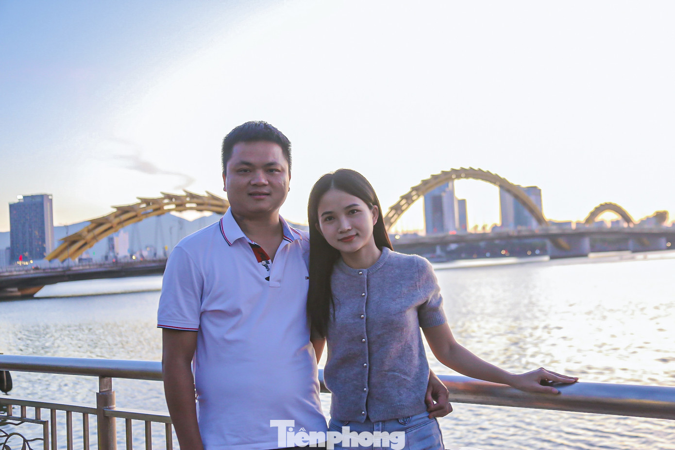 Nhiều người tranh thủ tạo dáng, chụp hình cùng nhau.