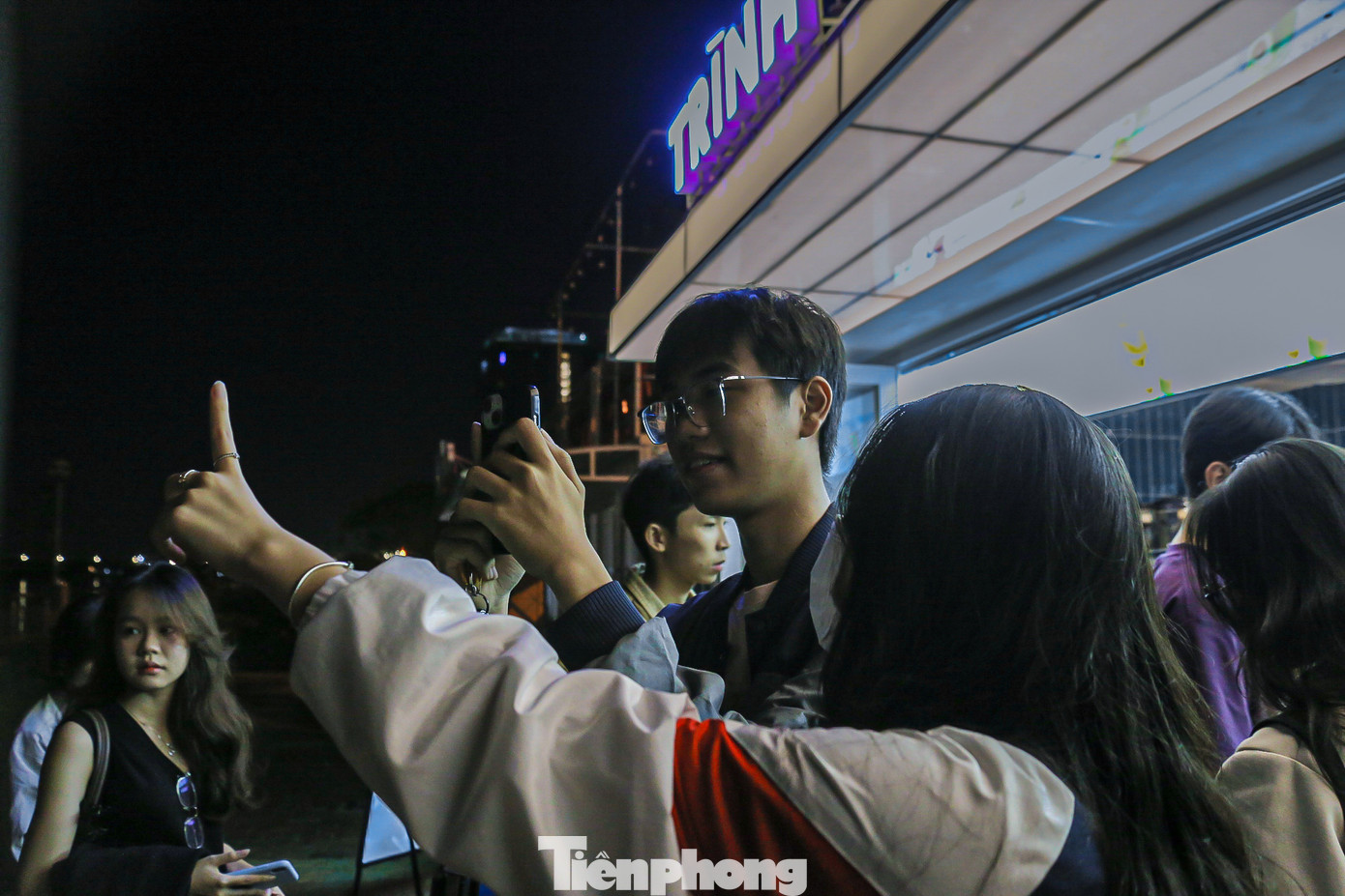 Nhiều bạn trẻ thích thú, hào hứng khi dậy sớm cùng nhau thưởng thức cà phê bên bờ sông Hàn.