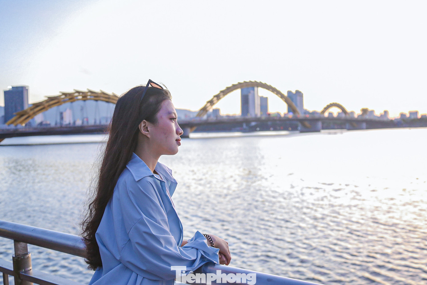 Nhiều người tranh thủ tạo dáng, chụp hình cùng nhau.