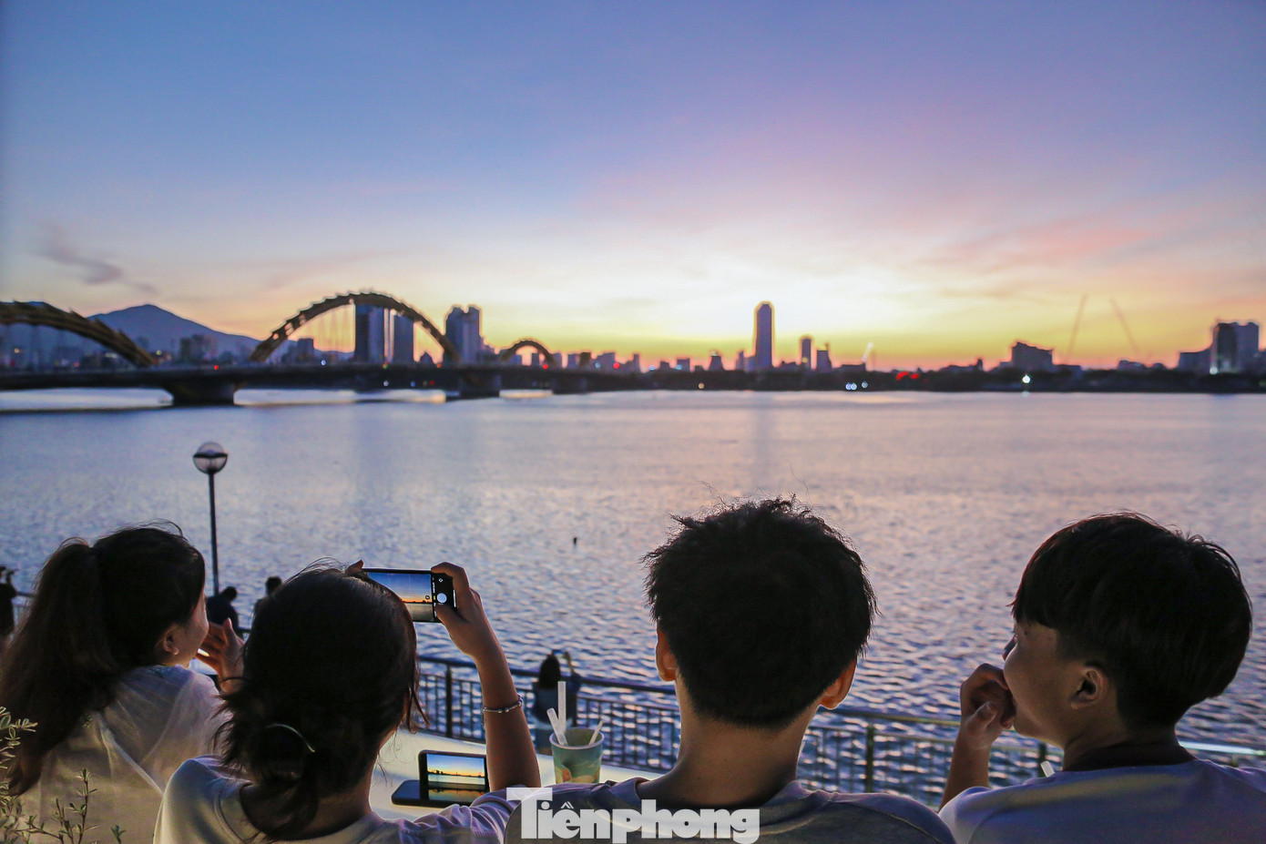 Trời vừa sáng, dòng người đổ về đông hơn, nhiều bạn trẻ chụp bình minh lên bên bờ sông Hàn.
