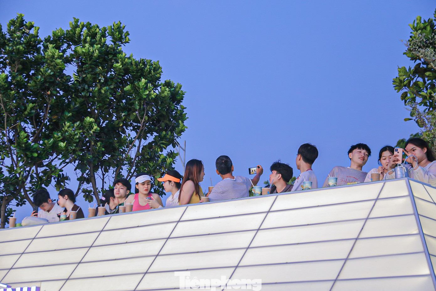 Nhiều bạn trẻ thích thú, hào hứng khi dậy sớm cùng nhau thưởng thức cà phê bên bờ sông Hàn.