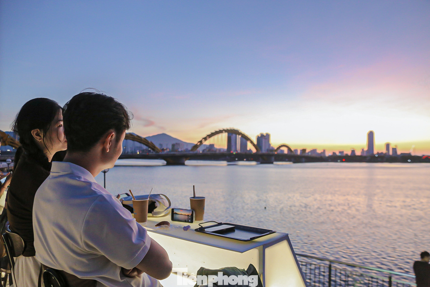 Trời vừa sáng, dòng người đổ về đông hơn, nhiều bạn trẻ chụp bình minh lên bên bờ sông Hàn.