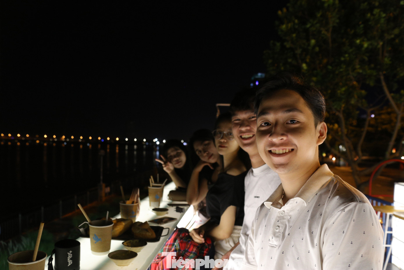 Bạn Huỳnh Bá Trọng - sinh viên Trường ĐH Duy Tân cho biết: "Đây là lần đầu tiên em dậy sớm để đi uống cà phê như thế này. Thường em ngủ rất muộn, buổi sáng nếu đi học thì 7 giờ em mới dậy. Đọc trên mạng thấy có quán cà phê bán lúc 4 giờ sáng đang hot nên em quyết tâm dậy sớm cùng các bạn đến thưởng thức xem sao".