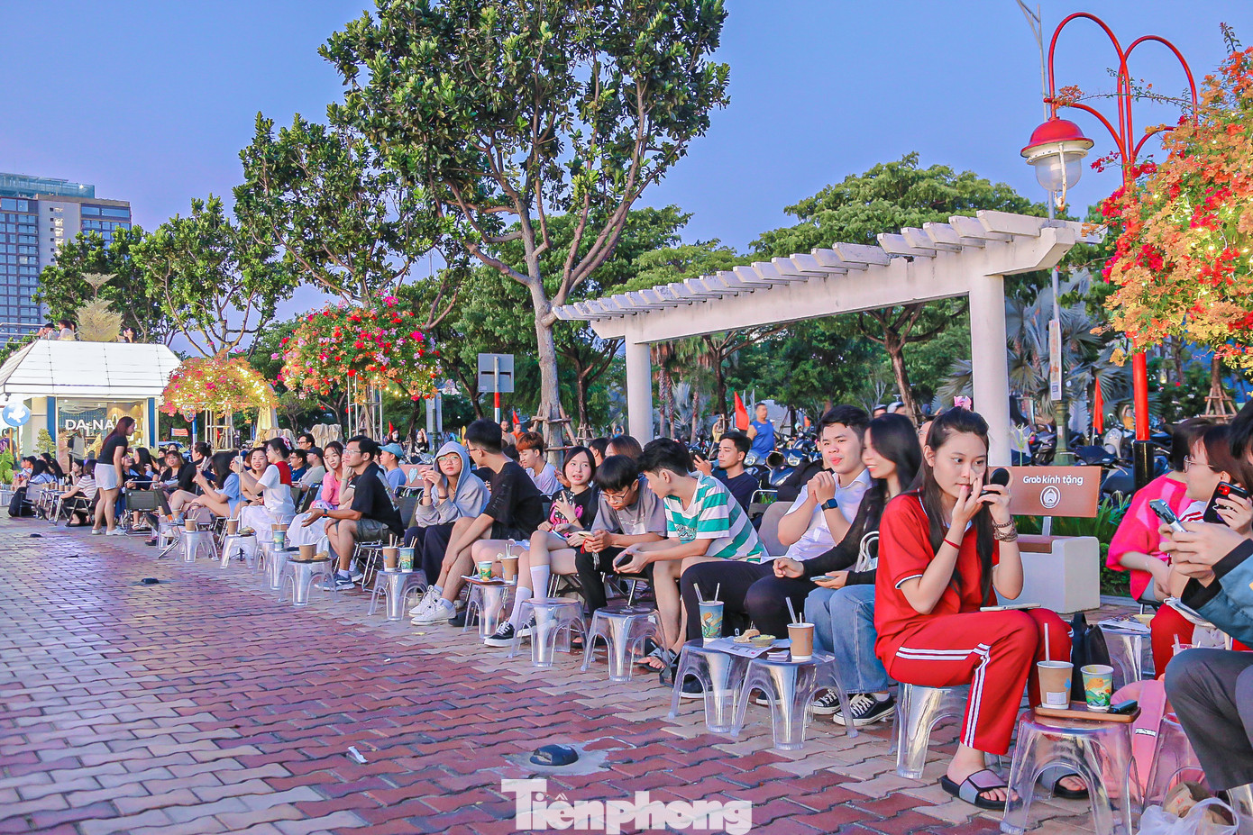 Các bàn dọc tuyến đường phố đi bộ không còn chỗ trống.