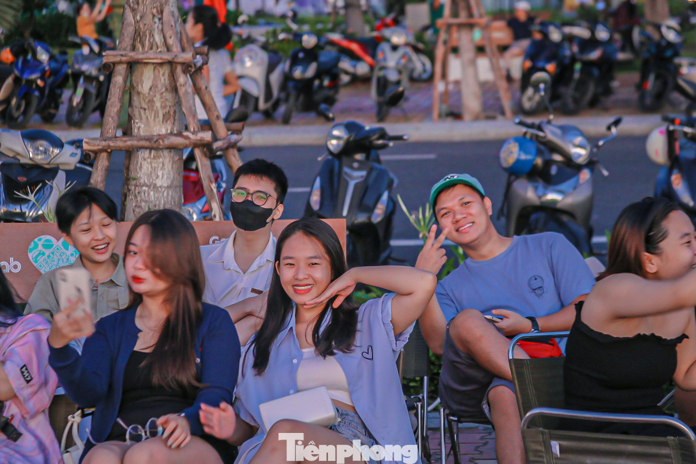 Nhiều bạn trẻ thích thú, hào hứng khi dậy sớm cùng nhau thưởng thức cà phê bên bờ sông Hàn.