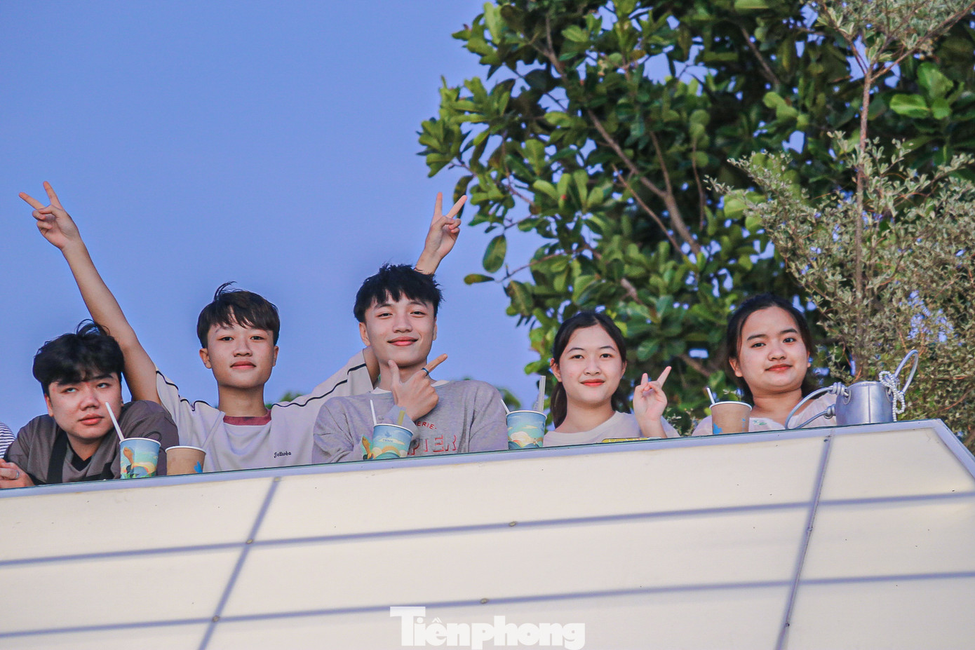 Nhiều bạn trẻ thích thú, hào hứng khi dậy sớm cùng nhau thưởng thức cà phê bên bờ sông Hàn.