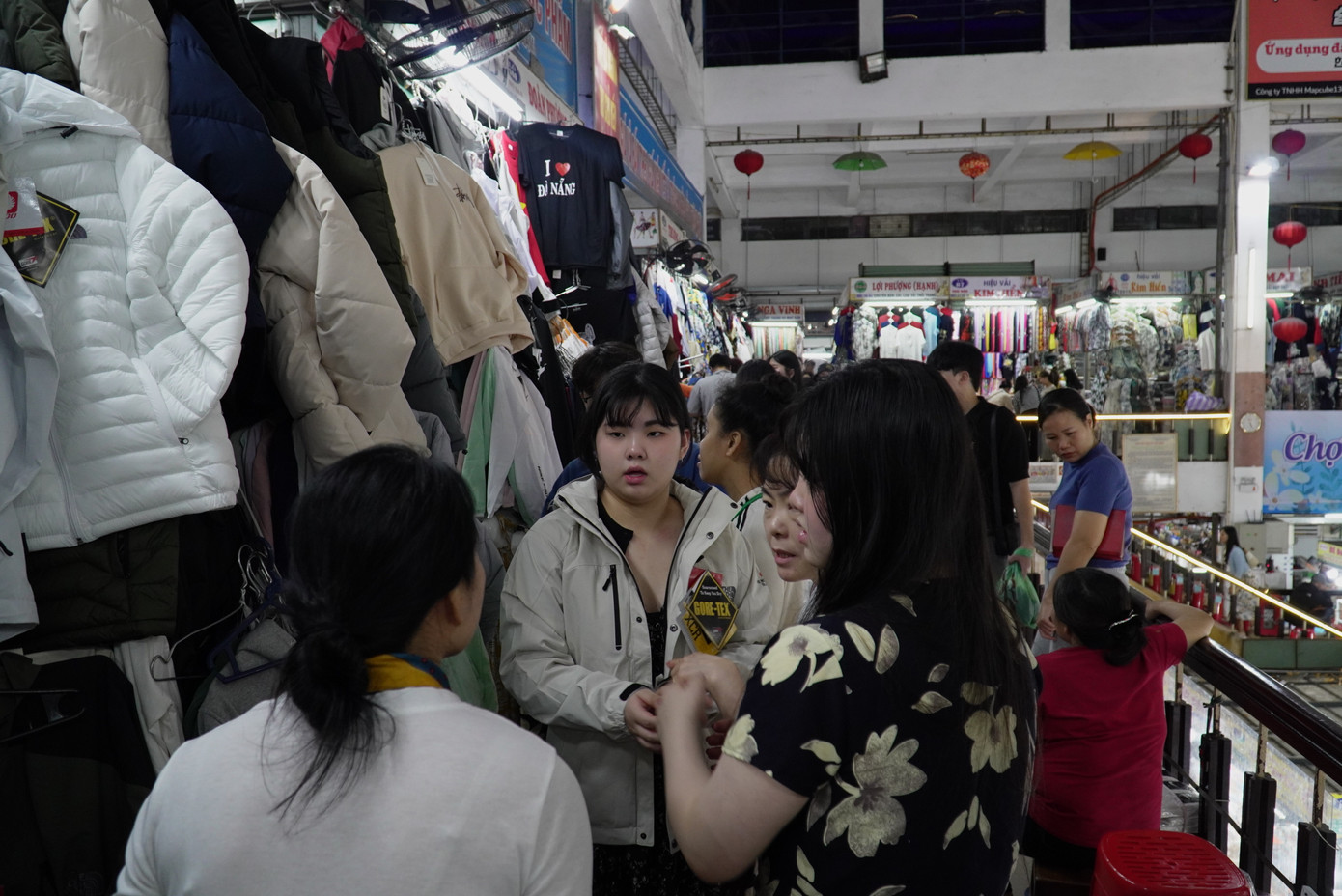 Du khách rất chuộng các mặt hàng giày dép, áo quần may sẵn, các món đặc sản vì mẫu mã phong phú, giá cả phải chăng. Ảnh: Thanh Hiền.