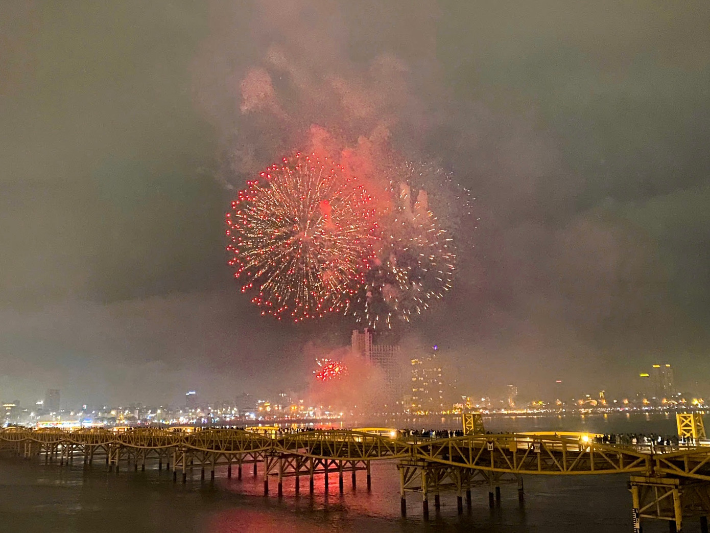 Pháo hoa rợp trời Đà Nẵng trong đêm giao thừa. Pháo hoa rợp trời Đà Nẵng trong đêm giao thừa.