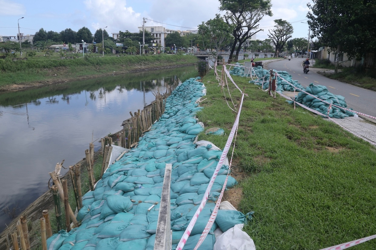 Theo ghi nhận, điểm sạt lở dài hàng chục mét, nhiều vị trí sụt lún, hở hàm ếch. Nhiều mảng bê tông bong tróc, hư hỏng nặng nằm nham nhở, lòi cả cốt thép ra ngoài.