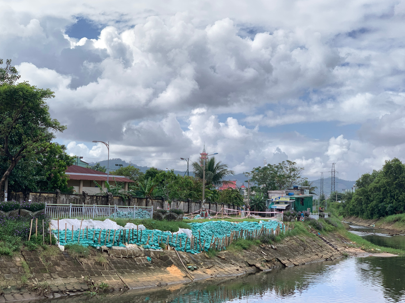 Đoạn bờ kè kênh Phú Lộc (phường Thanh Khê Tây, quận Thanh Khê) nằm cạnh Trường Tiểu học Lê Văn Tám, bị sụt lún nghiêm trọng trong đợt mưa lũ tháng 10 vừa qua.
