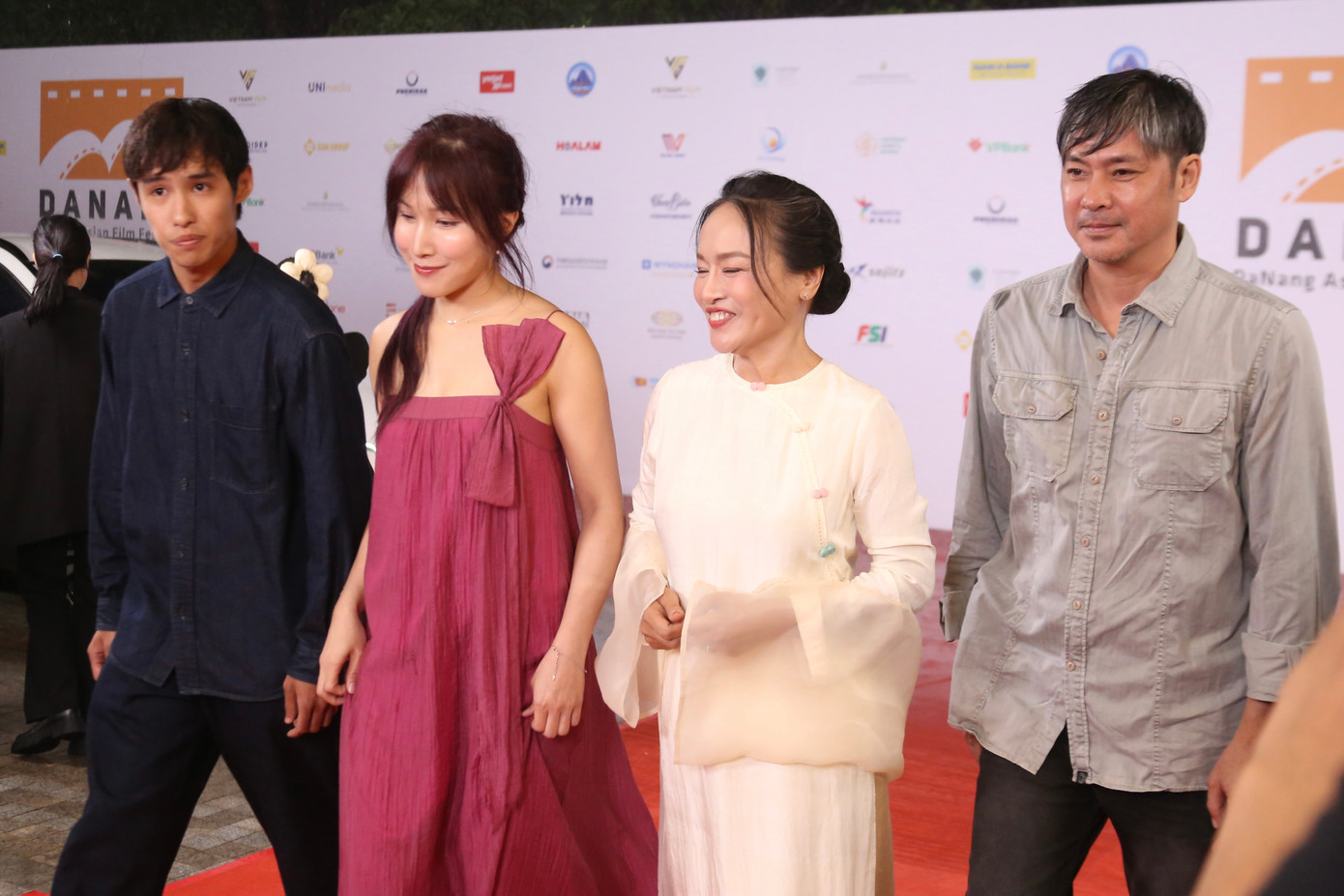 Đoàn phim "Mưa trên cánh bướm" với đạo diễn Diệu Linh, diễn viên Lê Vũ Long cùng mẹ con Tú Oanh và Bùi Thạc Phong.