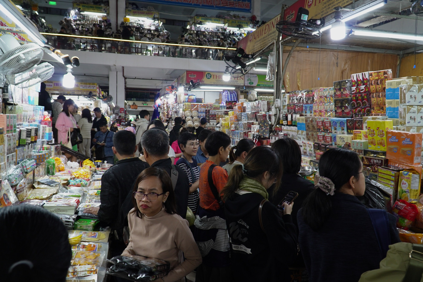 Du khách rất chuộng các mặt hàng giày dép, áo quần may sẵn, các món đặc sản vì mẫu mã phong phú, giá cả phải chăng. Ảnh: Thanh Hiền.