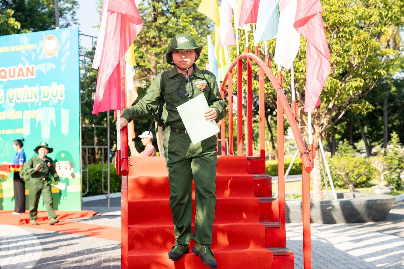 Các học viên nhận giấy quyết định và bước qua cầu vinh quang để chuẩn bị nhập ngũ.