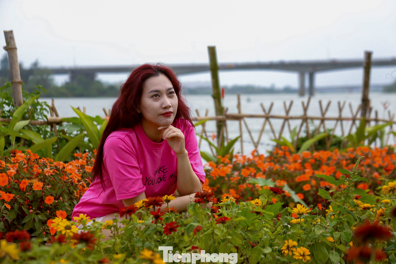 Đông đảo bạn trẻ, gia đình đến đây để tham quan, chụp hình cùng vườn hoa vào dịp cuối tuần.