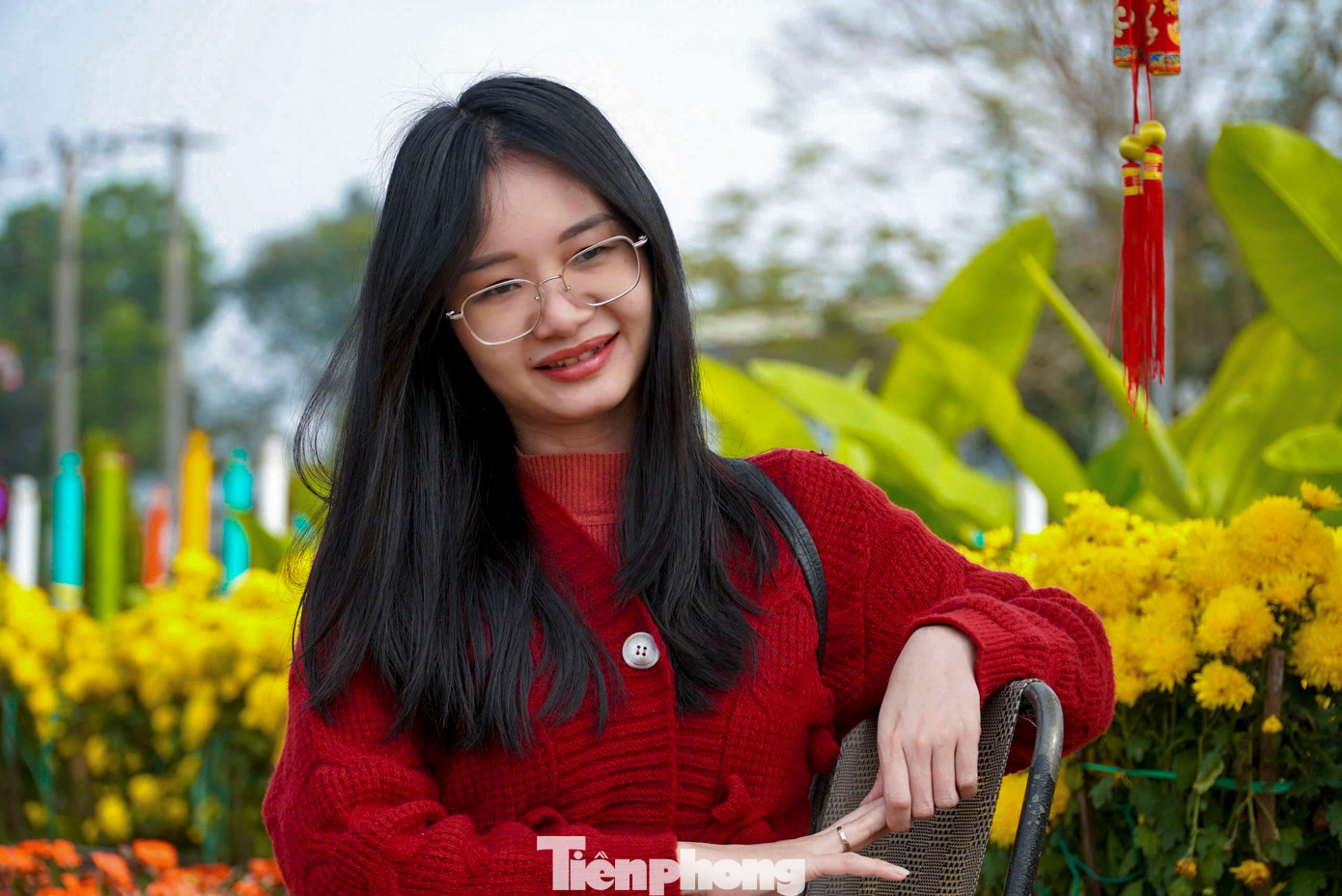 "Đến đây mình có thể ngắm hoa tươi thắm bên dòng sông thơ mộng, cùng trò chuyện với gia đình, bạn bè, người thân thật sự rất tuyệt vời", chị Kim Thanh chia sẻ.