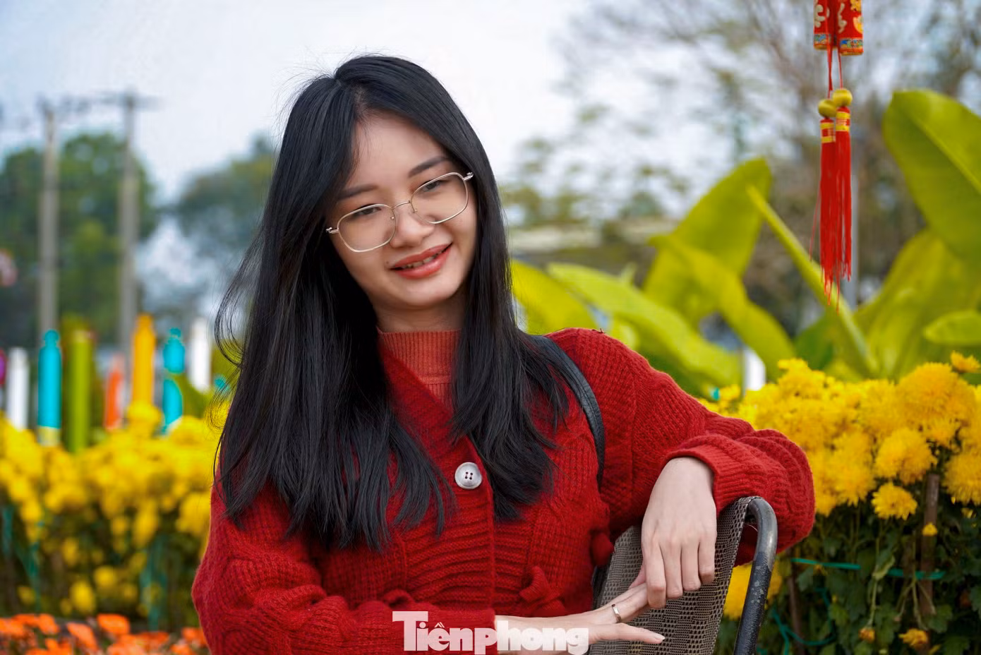 "Đến đây mình có thể ngắm hoa tươi thắm bên dòng sông thơ mộng, cùng trò chuyện với gia đình, bạn bè, người thân thật sự rất tuyệt vời", chị Kim Thanh chia sẻ.