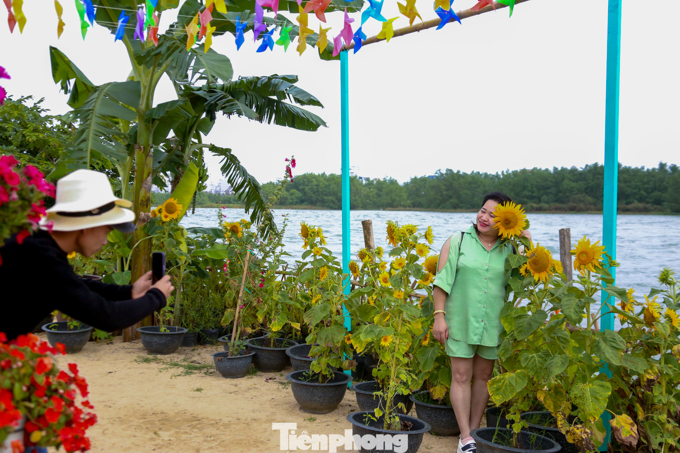 Đông đảo bạn trẻ, gia đình đến đây để tham quan, chụp hình cùng vườn hoa vào dịp cuối tuần.