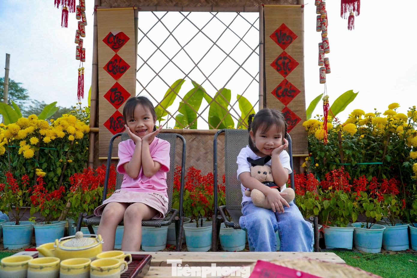 Nhiều trẻ em thích thú, hào hứng chơi đùa.