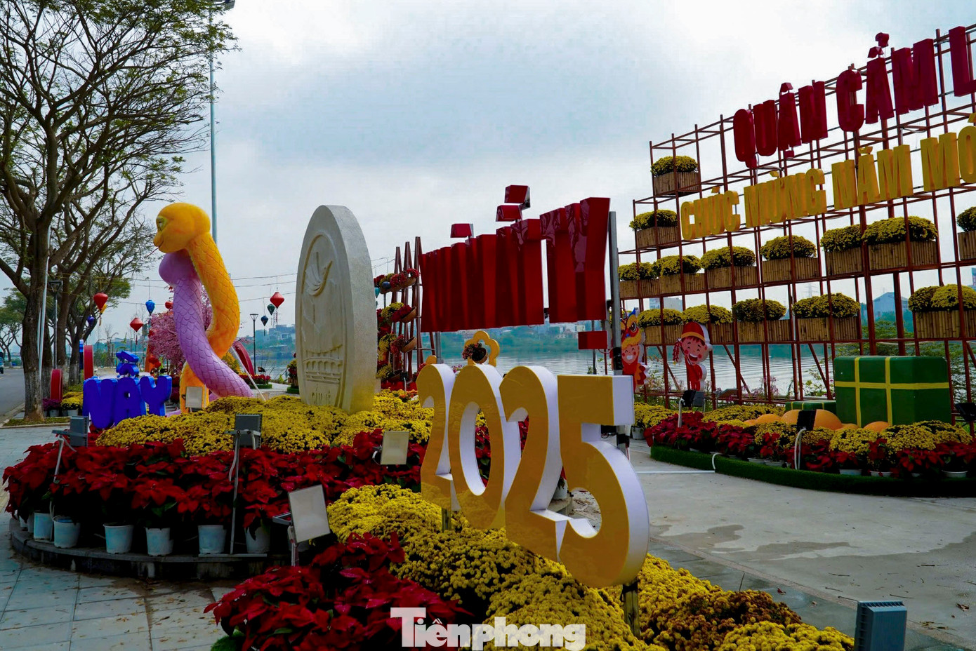 Với cảnh quan tươi đẹp và không khí trong lành, vườn hoa ven sông Cẩm Lệ (Đà Nẵng) trở thành điểm đến sau Tết của nhiều người dân địa phương và du khách trong mỗi dịp cuối tuần.