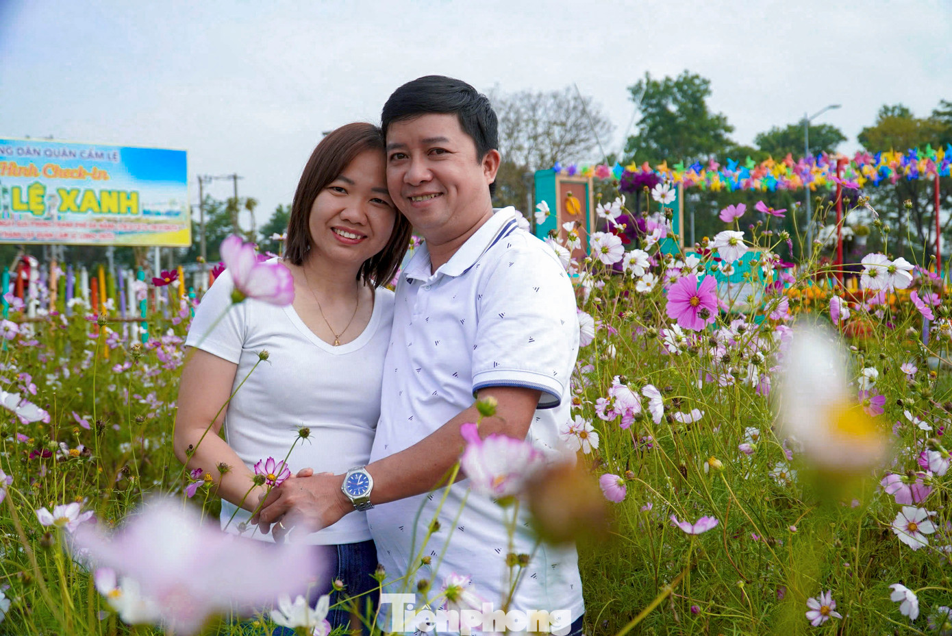 Đông đảo bạn trẻ, gia đình đến đây để tham quan, chụp hình cùng vườn hoa vào dịp cuối tuần.