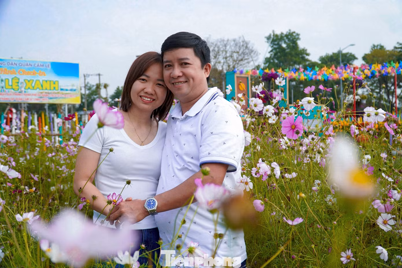 Đông đảo bạn trẻ, gia đình đến đây để tham quan, chụp hình cùng vườn hoa vào dịp cuối tuần.