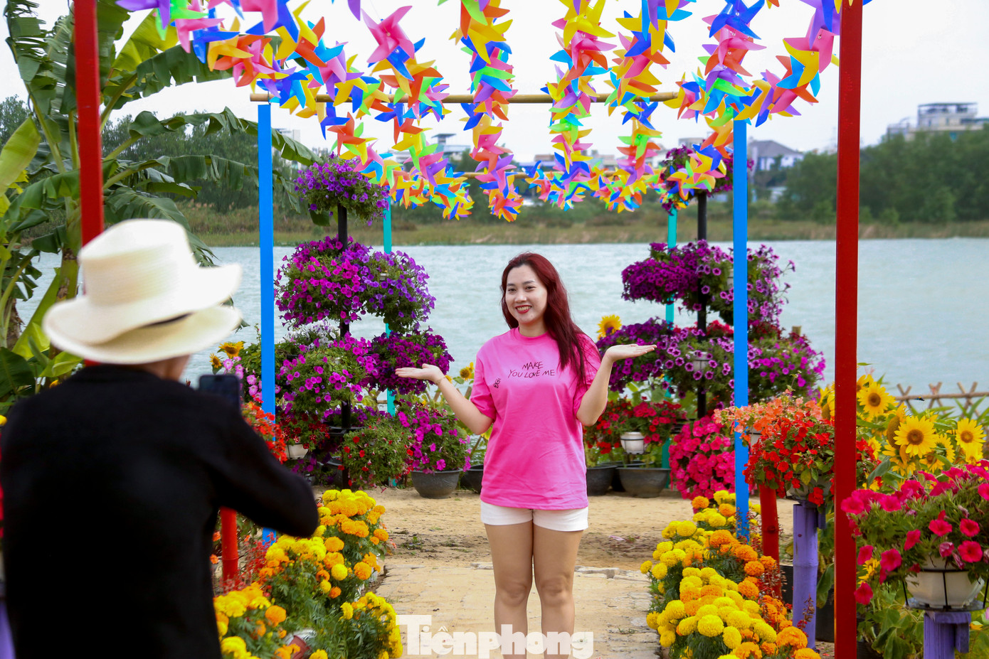 Nằm ven bờ sông Cẩm Lệ thơ mộng, vườn hoa không chỉ là không gian lý tưởng để thưởng ngoạn thiên nhiên mà còn là nơi thu hút đông đảo người dân đến check-in, lưu lại những khoảnh khắc đẹp.