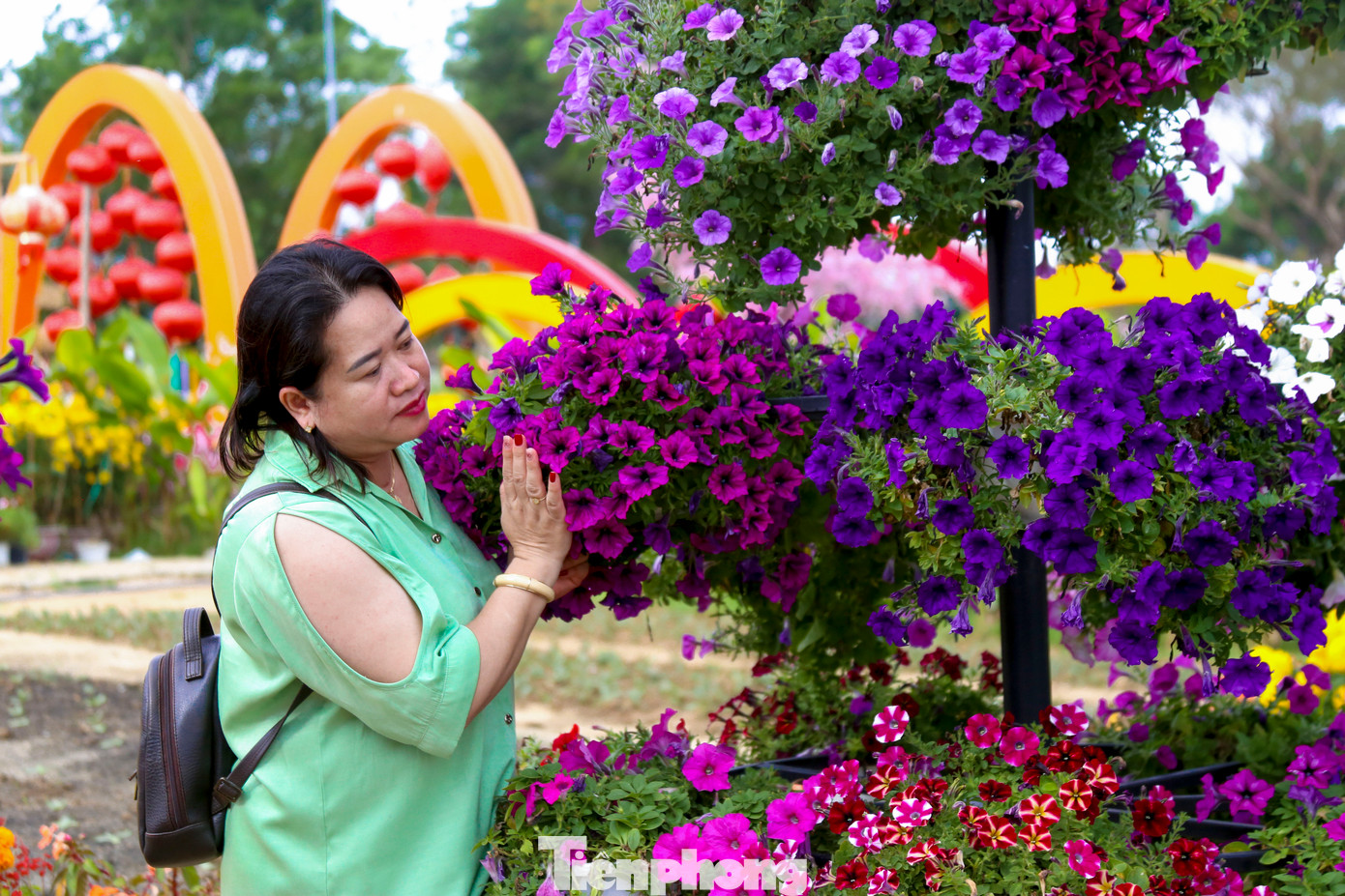 Điểm nhấn của vườn hoa chính là sự đa dạng và rực rỡ của các loại hoa. Dọc theo con đường bao quanh vườn hoa, nhiều người có thể dễ dàng tìm thấy những khóm hoa nở rộ, mang đến một không gian tươi mới, thích hợp cho những bức ảnh check-in “sống ảo”.