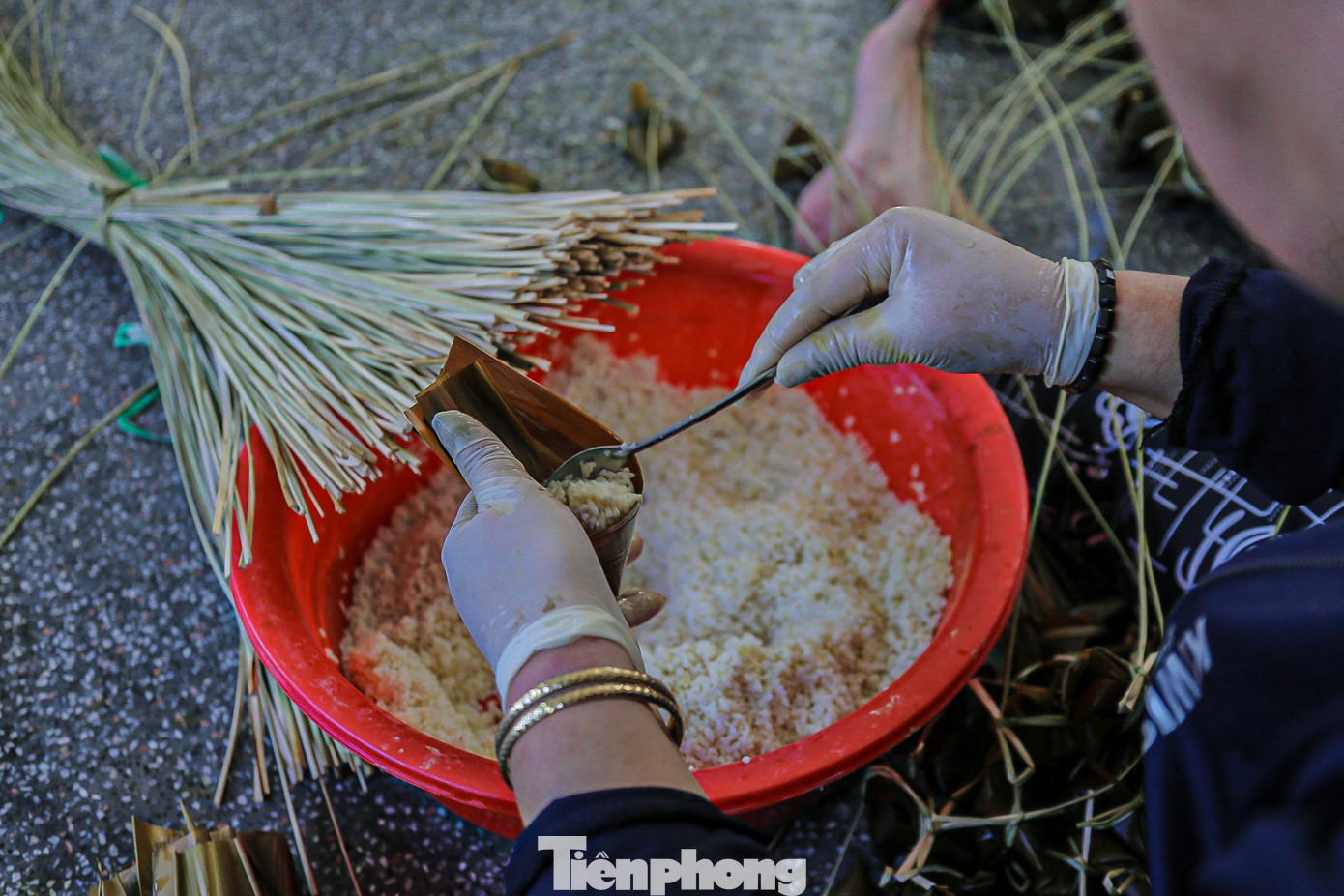 Mọi người chia nhau làm các công đoạn như ngâm nếp, vuốt nếp, chẻ lạt, xếp lá, gói bánh….