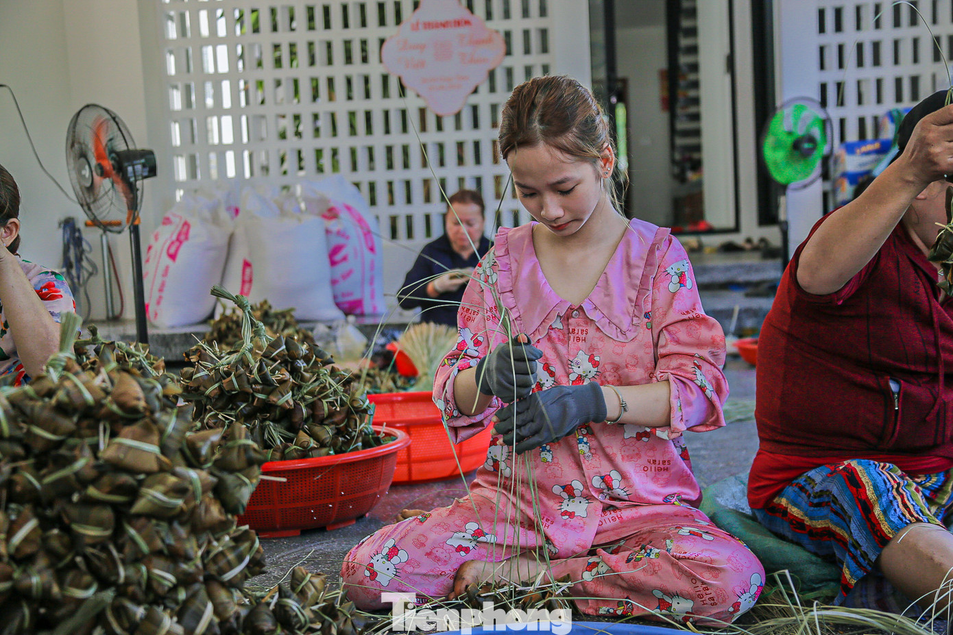 Người dân tất bật gói bánh để kịp cho Tết Đoan Ngọ.