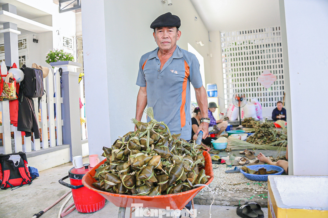 Trong căn nhà nhỏ của ông Nguyễn Xin (trú phường Thanh Hà), hàng chục người đang gói bánh để cung cấp cho các đơn hàng đã đặt trước đó. Ông Xin cho biết, bánh ú tro mỗi năm chỉ làm được 3 ngày nên gần đến Tết Đoan Ngọ ông phải kêu thêm người làm mới kịp số bánh khách đặt. “Cơ sở của tôi hơn chục người nên mỗi ngày trung bình làm hơn 20.000 cái để đưa ra thị trường. Thường một chục bánh sẽ kết thành một chùm. Người quen và khéo tay có thể gói hơn 1.000 cái mỗi ngày”, ông Xin chia sẻ.